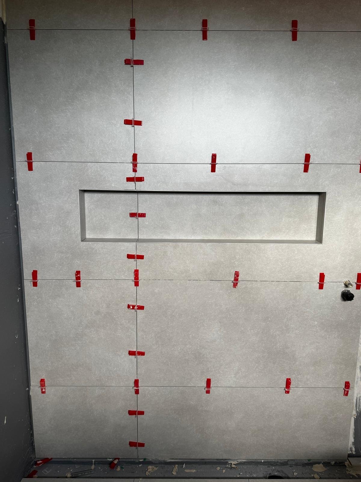 Shower wall with recessed niche